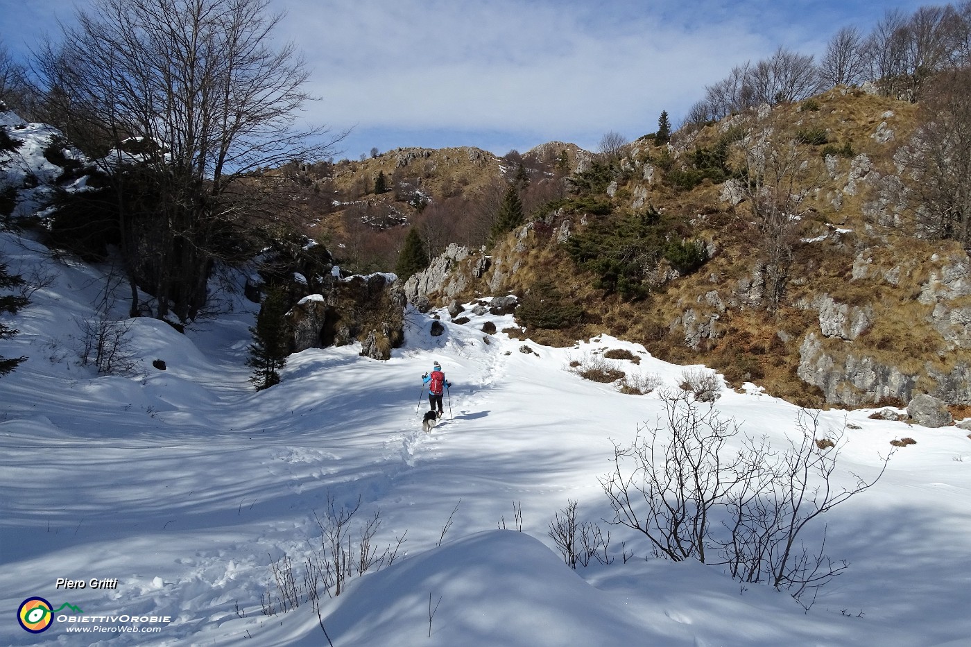 44 Ed ora si cammina in saliscendi pestando neve .JPG